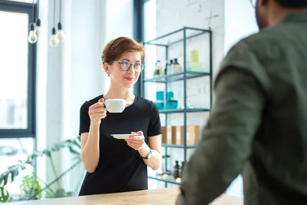 Geschäftsleute plaudern beim Kaffeetrinken im Büro — Stockfoto