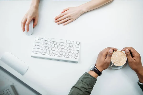 Zakelijk teamwork met laptop, mobiele telefoon in coffeeshop — Stockfoto