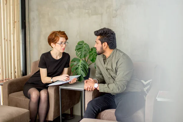 Reunião do homem de negócios e da mulher de negócios no escritório moderno e discutir — Fotografia de Stock