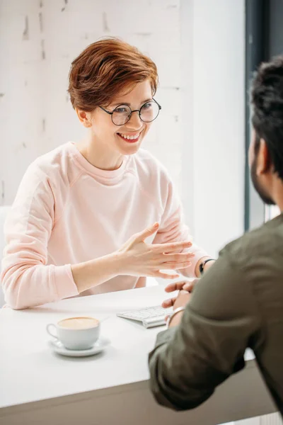 Consulente di investimento imprenditore seduto al computer e consulenza con giovane uomo o cliente professionale — Foto Stock