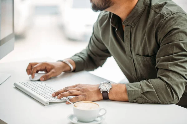 Indian man som arbetar vid datorn från moderna ljusa kontor — Stockfoto