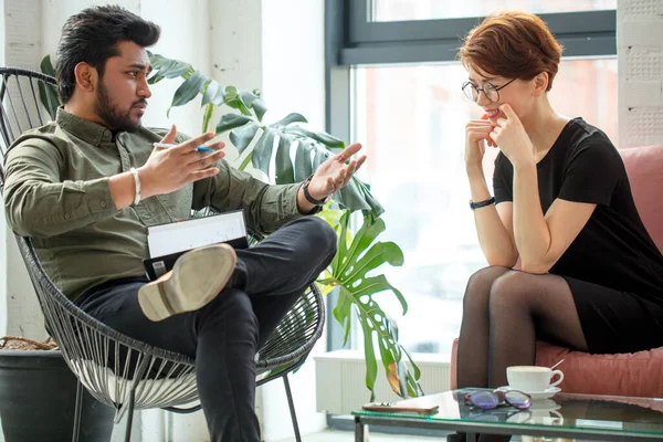 Psychiater betrachtet Patientin während ihres Besuchs in seinem Büro — Stockfoto