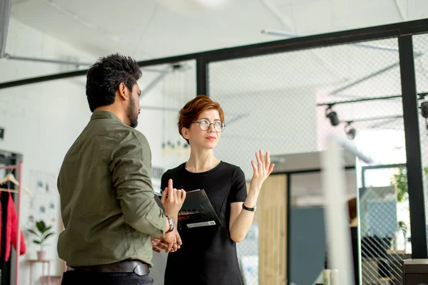 Partenaires commerciaux debout dans l'immeuble de bureaux et parler d'affaires, femme montrant à son collègue sa nouvelle place de bureau — Photo