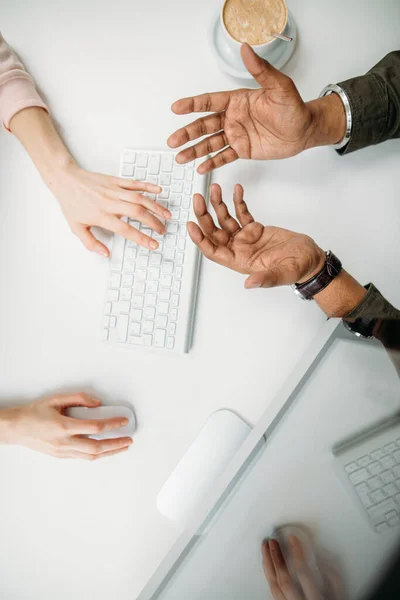 Zakelijk teamwork met laptop, mobiele telefoon in coffeeshop — Stockfoto