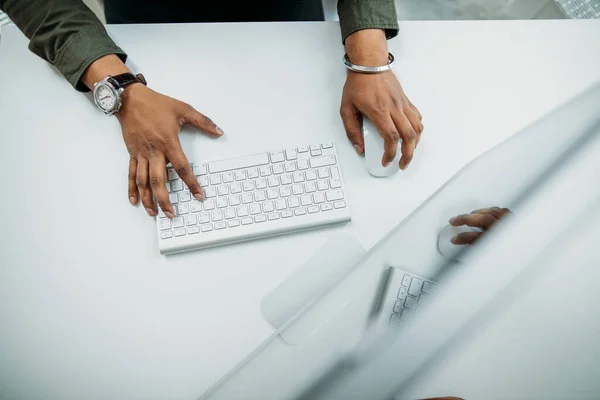 Man hand op computer toetsenbord op tafel bovenaanzicht — Stockfoto