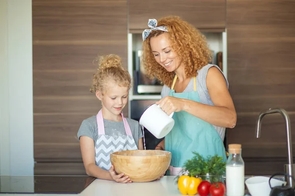 Kleine Tochter hilft Mutter beim Backen in Küche, Familie und Kochen — Stockfoto