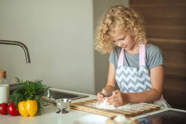 Donna e figlia carina che cucina in cucina, facendo pasta per la festa di compleanno. — Foto Stock