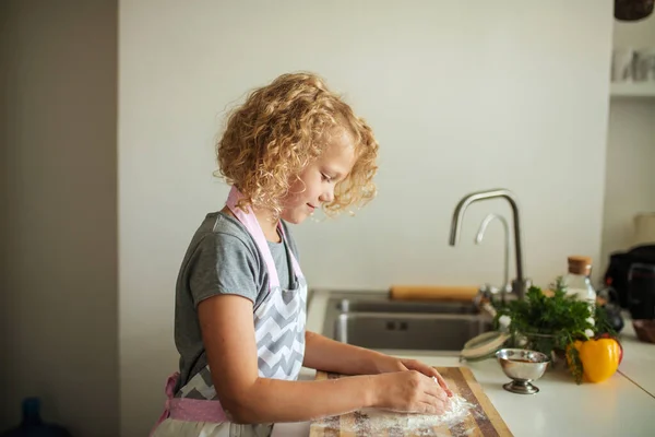 キッチンで女性とかわいい娘の料理,誕生日パーティーのための生地を作る. — ストック写真