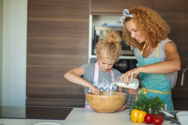 Glückliche Familie in der Küche. Mutter und Tochter kochen zusammen. — Stockfoto