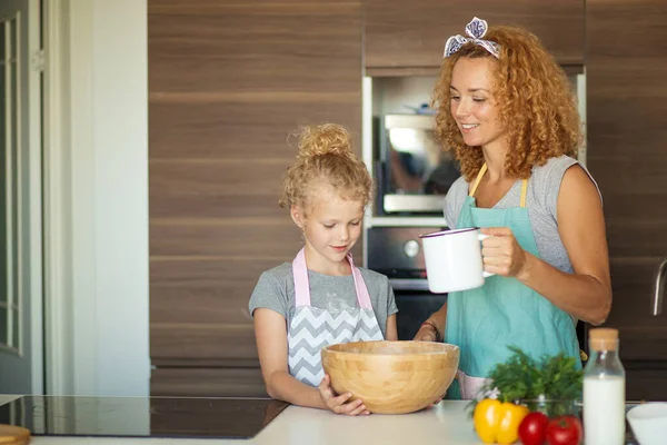 Filhinha ajudando mãe assar na cozinha, família e cozinhar — Fotografia de Stock