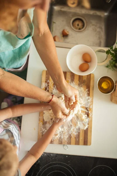 Draufsicht von Frau und kleiner Tochter beim Plätzchenbacken in der Küche. — Stockfoto