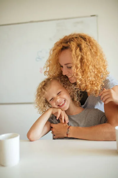 Mère souriante et sa fille adorable regardant la caméra. — Photo