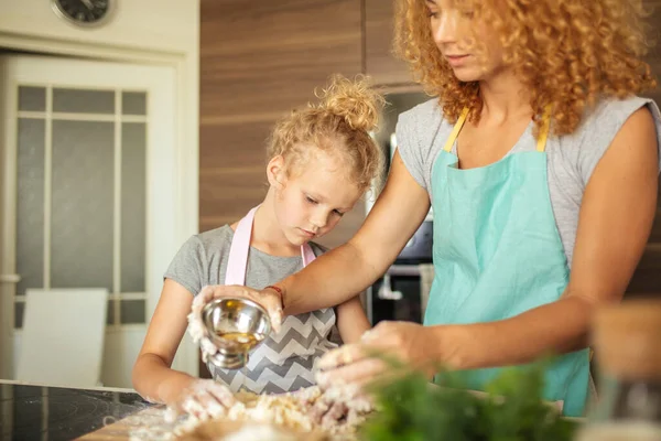 Glückliche Familie in der Küche. Mutter und Tochter kochen zusammen. — Stockfoto