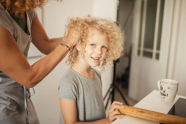 Mère et fille s'amusent dans la cuisine tout en préparant des biscuits. — Photo