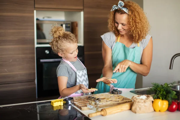 Kinder und Frauen schneiden Form für Form für Plätzchen in Teig. Glückliche Familie und Kindheit. — Stockfoto