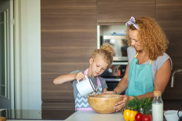 Filhinha ajudando mãe assar na cozinha, família e cozinhar — Fotografia de Stock