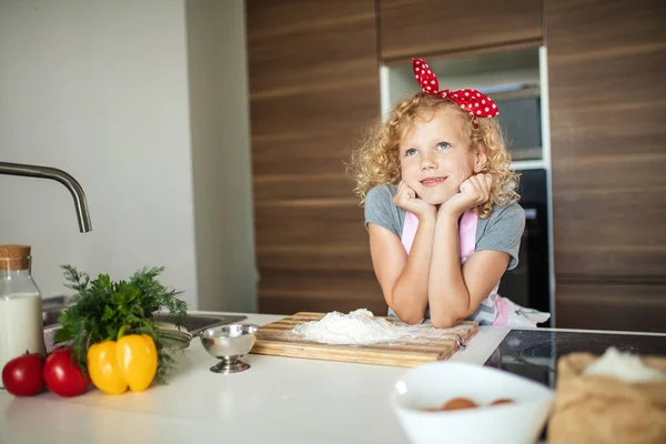 Woman and cute daughter cooking on kitchen, making dough for birthday party. — Stock Photo, Image