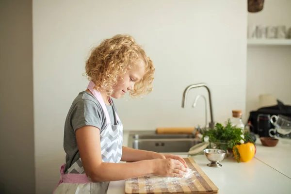 キッチンで女性とかわいい娘の料理,誕生日パーティーのための生地を作る. — ストック写真