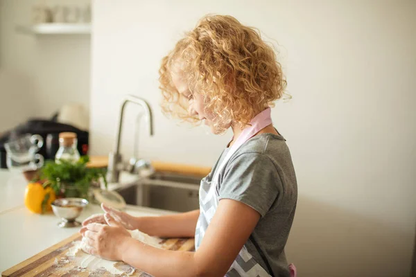 Frau und süße Tochter kochen in Küche und machen Teig für Geburtstagsparty. — Stockfoto