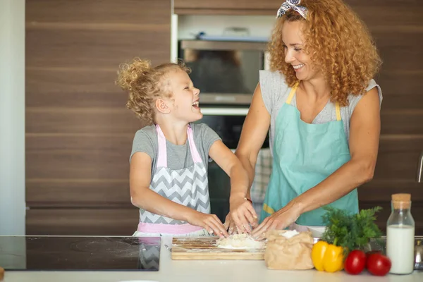 Mujer y linda hija cocinando en la cocina, haciendo masa para la fiesta de cumpleaños. —  Fotos de Stock