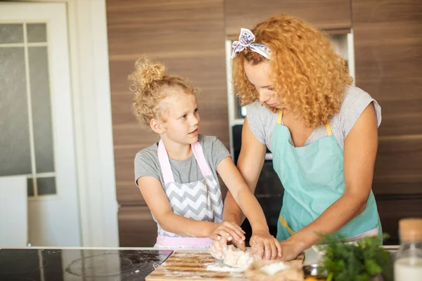 Mutter und Tochter bereiten Teig vor, backen Plätzchen — Stockfoto