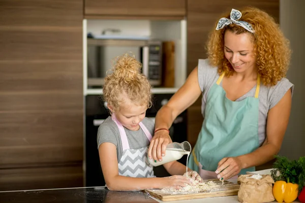 Familia feliz en la cocina. madre e hija cocinando juntas. — Foto de Stock