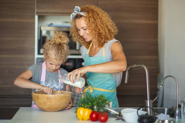 Glückliche Familie in der Küche. Mutter und Tochter kochen zusammen. — Stockfoto