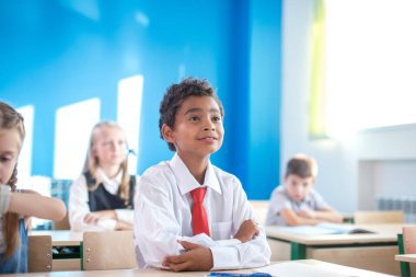 Sınıfta oturan Afrikalı okul çocuğunun portresi.
