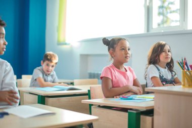 Okul çocukları aktif olarak derse katılıyorlar. Eğitim, öğrenim, lise