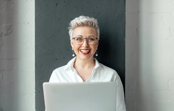 Blondynka biznes kobieta z laptop komputer, ona kocha jej praca — Zdjęcie stockowe
