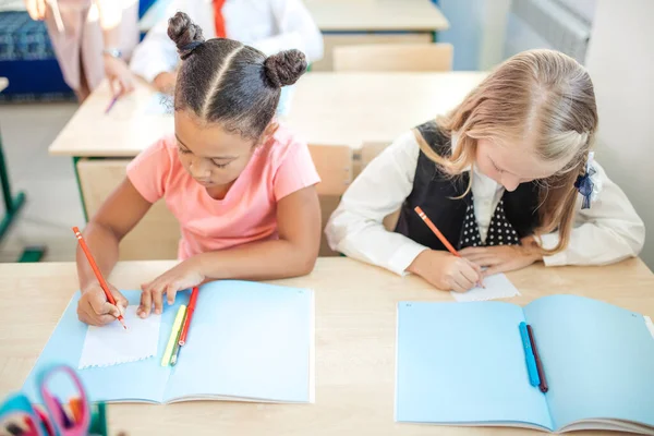 Skolbarn deltar aktivt i lektionerna. Utbildning, läxkoncept — Stockfoto