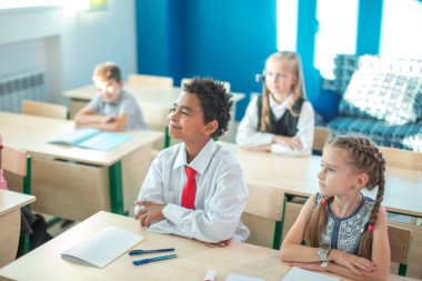 Okul çocukları aktif olarak derse katılıyorlar. Eğitim, öğrenim, lise