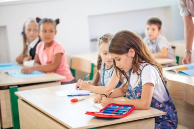 Okul çocukları aktif olarak derse katılıyorlar. Eğitim, ev ödevi kavramı