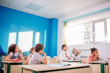 Okul çocukları aktif olarak derse katılıyorlar. Eğitim, öğrenim, lise