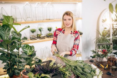 Çiçekler besteleme ve süsleme genç bayan