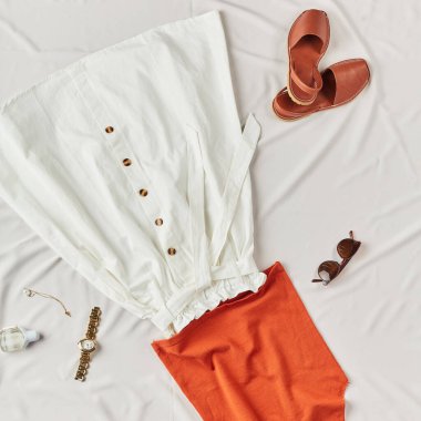 Modayla ilgilenen insanlar için yaratıcı yaz kıyafetleri.