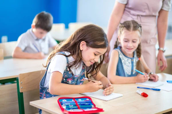 Los escolares están participando activamente en la clase. Educación, concepto de tarea — Foto de Stock