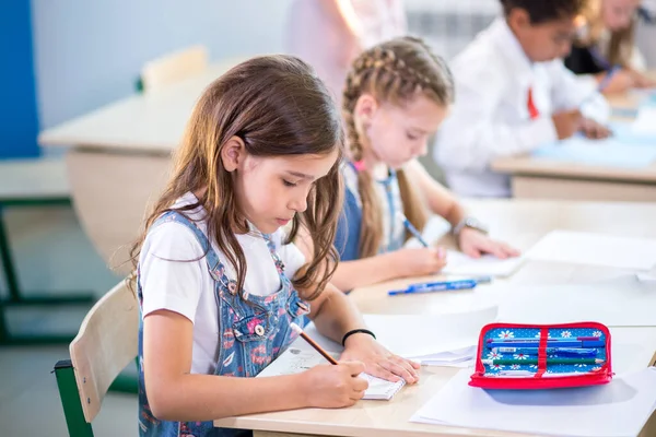 Los escolares están participando activamente en la clase. Educación, concepto de tarea — Foto de Stock