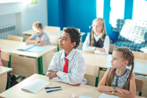 Niños en edad escolar que participan activamente en clase. Educación, aprendizaje, escuela secundaria — Foto de Stock