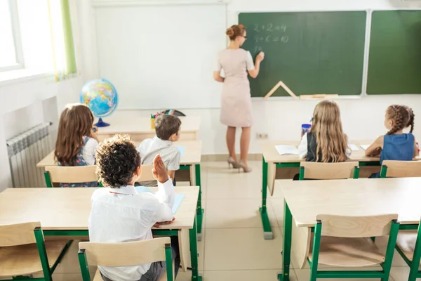 Učitel se značkou stojící na bílém prkně na přednášce — Stock fotografie