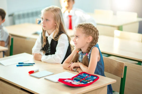 Niños en edad escolar que participan activamente en clase. Educación, aprendizaje, escuela secundaria — Foto de Stock