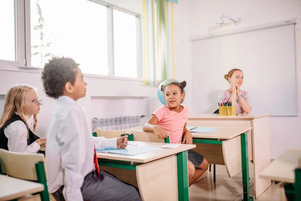 Niños en edad escolar que participan activamente en clase. Educación, aprendizaje, escuela secundaria — Foto de Stock