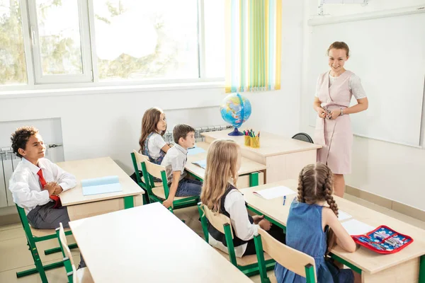 Kvinnlig lärargrupp för tonåringar i high school lektion — Stockfoto