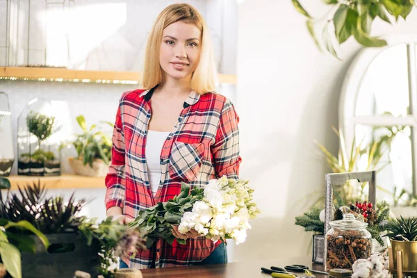 Trädgårdsarbete. Ung kaukasisk florist kvinna som arbetar på trädgård — Stockfoto