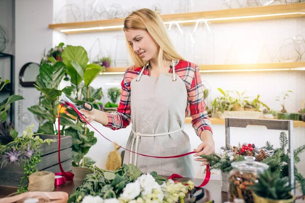 Florista mujer preparando ramo de flores — Foto de Stock