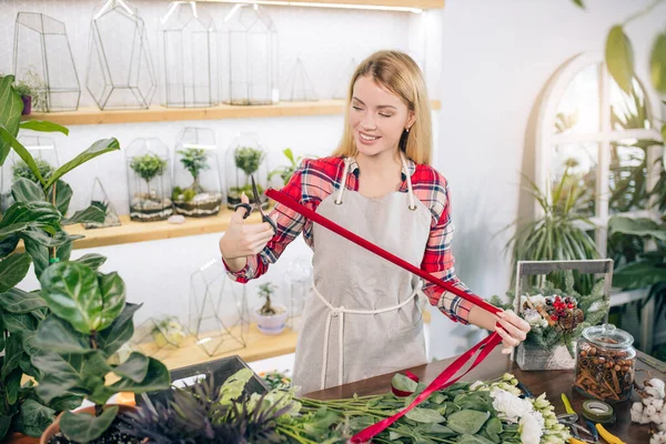 İş yerinde çekici bir bahçıvan