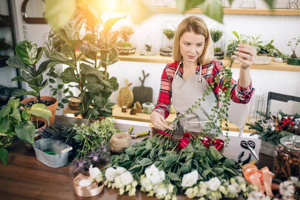 Jardinería. Joven florista caucásica que trabaja en el jardín — Foto de Stock