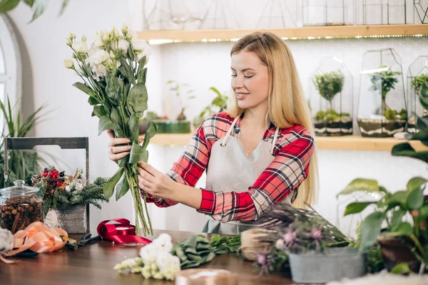 Kvinna florist komponera bukett, njuta av att arbeta med blommor — Stockfoto