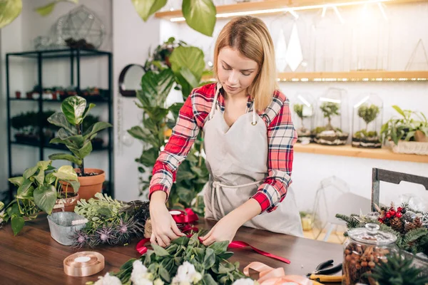 Ganska ung blond kvinna gör mode modern bukett av olika blommor — Stockfoto