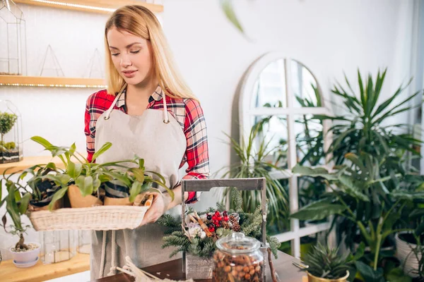 Cuidadosa dama en su propia floristería — Foto de Stock